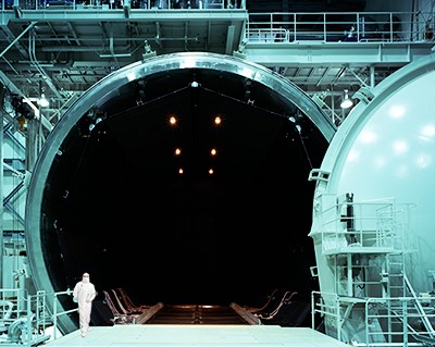 大潟のスペースチャンバー：エアキャスター台車に搭載した供試体を、この中に搬入および搬出を行うの画像